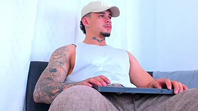 Snapshot of NoahhBrown chatting on 10.24.25 NoahhBrown online show from 10.24.25