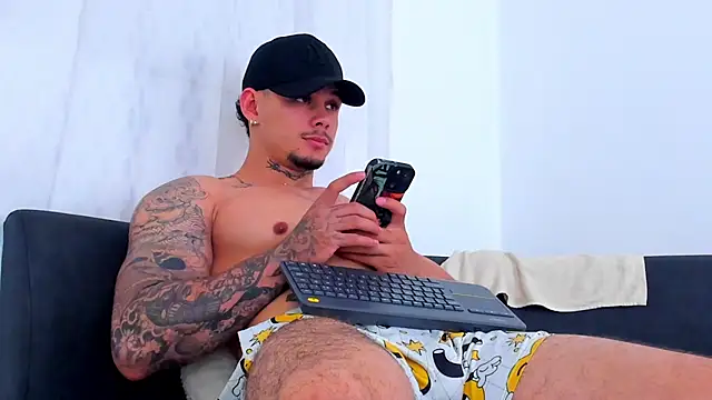 Snapshot of NoahhBrown chatting on 11.07.25 NoahhBrown online show from 11.07.25