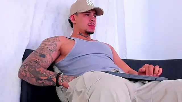 Snapshot of NoahhBrown chatting on 11.24.25 NoahhBrown online show from 11.24.25