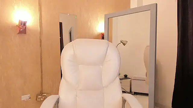 Snapshot of your_khloe chatting on 02.12.25 your khloe online show from 02.12.25