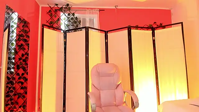 Snapshot of your_khloe chatting on 09.15.25 your khloe online show from 09.15.25