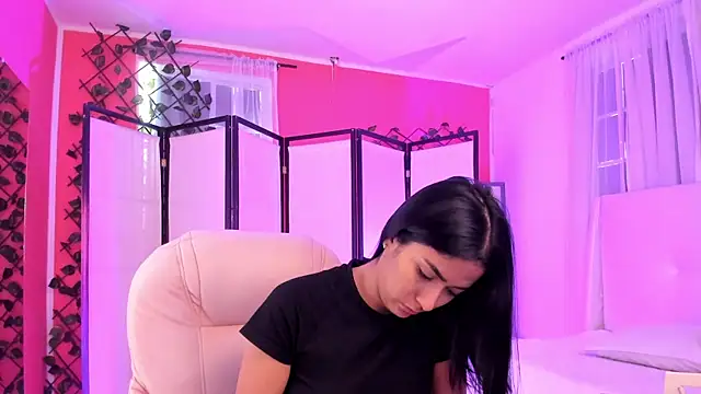 Snapshot of your_khloe chatting on 09.22.25 your khloe online show from 09.22.25