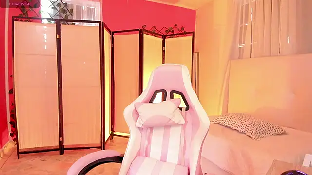 Snapshot of your_khloe chatting on 10.01.25 your khloe online show from 10.01.25