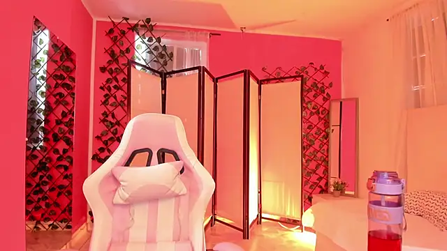 Snapshot of your_khloe chatting on 10.03.25 your khloe online show from 10.03.25