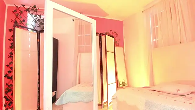 Snapshot of your_khloe chatting on 10.22.25 your khloe online show from 10.22.25