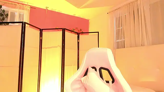 Snapshot of your_khloe chatting on 10.23.25 your khloe online show from 10.23.25