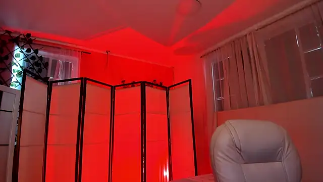 Snapshot of your_khloe chatting on 10.29.25 your khloe online show from 10.29.25