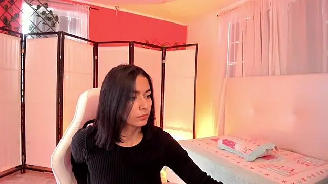 Snapshot of your_khloe chatting on 11.11.25 your khloe online show from 11.11.25