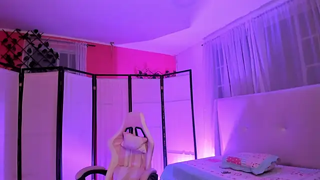 Snapshot of your_khloe chatting on 11.12.25 your khloe online show from 11.12.25