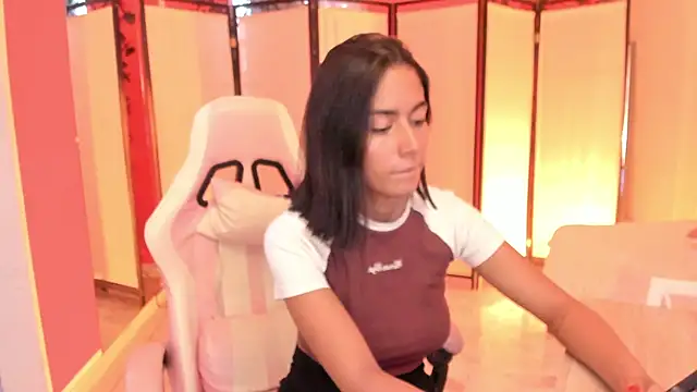 Snapshot of your_khloe chatting on 11.18.25 your khloe online show from 11.18.25