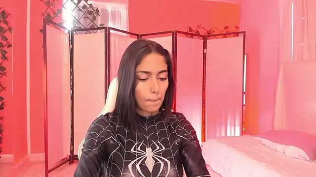 Snapshot of your_khloe chatting on 12.01.25 your khloe online show from 12.01.25