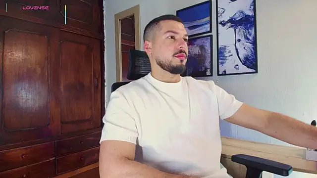 Snapshot of HenryBenso chatting on 11.15.25 HenryBenso online show from 11.15.25