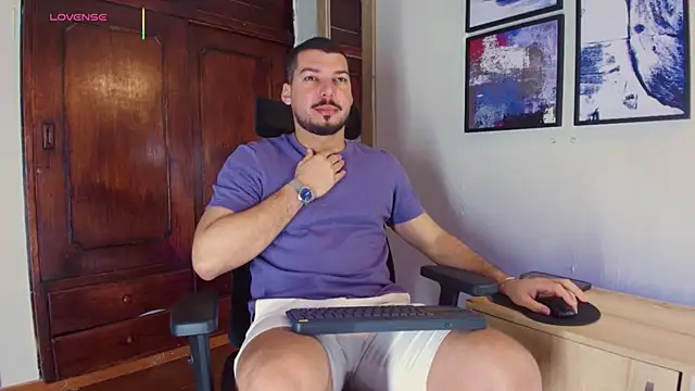 Snapshot of HenryBenso chatting on 11.28.25 HenryBenso online show from 11.28.25