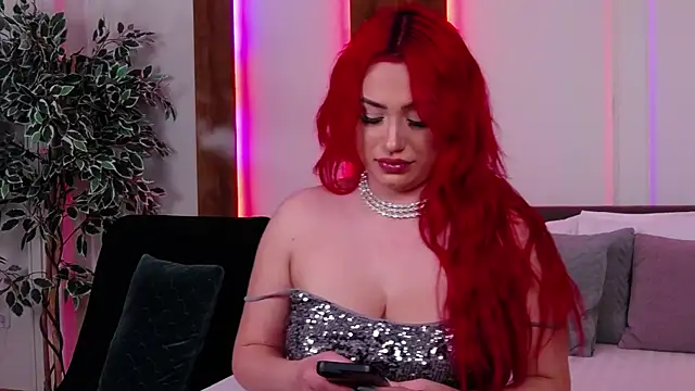 Snapshot of EmyHilton chatting on 11.08.25 EmyHilton online show from 11.08.25