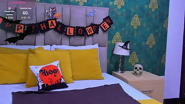 Snapshot of SuzanSmithh chatting on 10.21.25 SuzanSmithh online show from 10.21.25