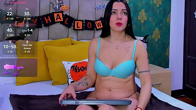 Snapshot of SuzanSmithh chatting on 10.27.25 SuzanSmithh online show from 10.27.25