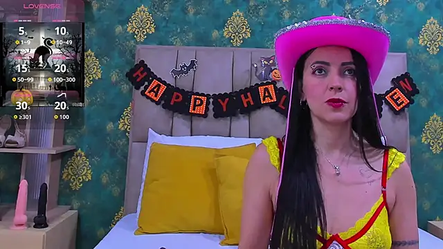 Snapshot of SuzanSmithh chatting on 10.31.25 SuzanSmithh online show from 10.31.25