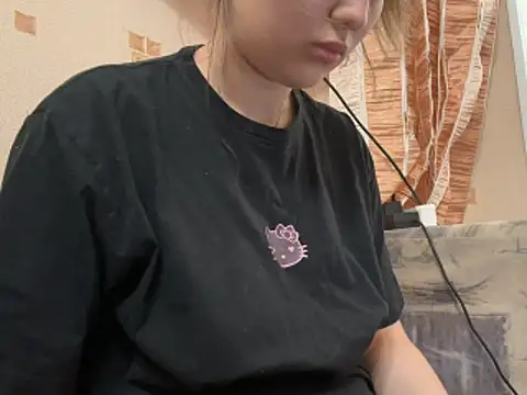 Snapshot of Roni_Cox chatting on 05.14.26 Roni Cox online show from 05.14.26
