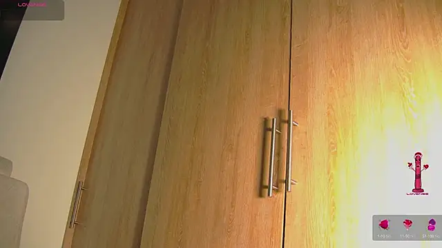 Snapshot of aidaadams chatting on 10.08.25 aidaadams online show from 10.08.25