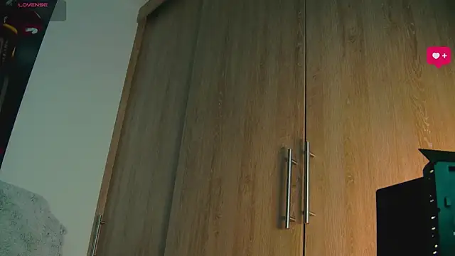 Snapshot of aidaadams chatting on 10.10.25 aidaadams online show from 10.10.25