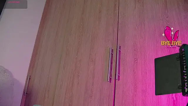 Snapshot of aidaadams chatting on 10.19.25 aidaadams online show from 10.19.25