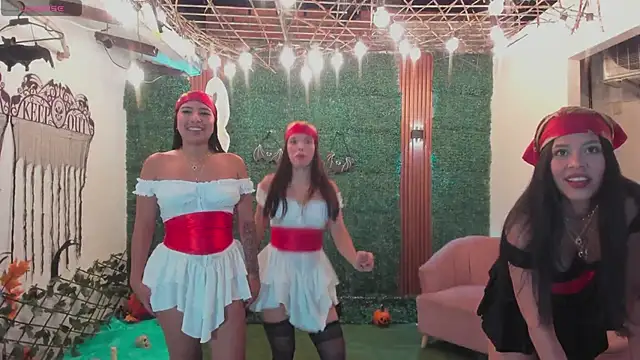 Snapshot of aidaadams chatting on 10.31.25 aidaadams online show from 10.31.25