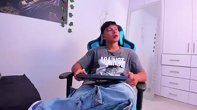 Snapshot of Bray_Kevin chatting on 12.13.24 Bray Kevin online show from 12.13.24