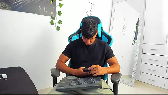 Snapshot of Bray_Kevin chatting on 03.22.25 Bray Kevin online show from 03.22.25