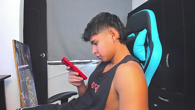 Snapshot of Bray_Kevin chatting on 11.04.25 Bray Kevin online show from 11.04.25