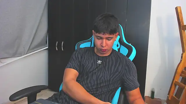 Snapshot of Bray_Kevin chatting on 12.04.25 Bray Kevin online show from 12.04.25