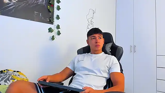 Snapshot of Bray_Kevin chatting on 12.16.25 Bray Kevin online show from 12.16.25