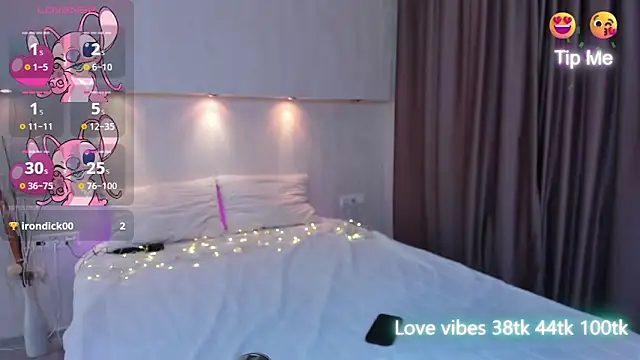 Snapshot of Tracy-Taylor chatting on 01.04.25 Tracy-Taylor online show from 01.04.25