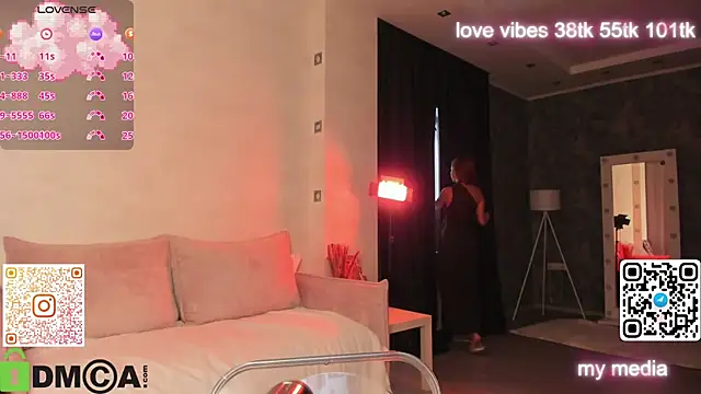 Snapshot of Tracy-Taylor chatting on 11.08.25 Tracy-Taylor online show from 11.08.25