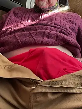 Snapshot of Helmut1971 chatting on 12.21.25 Helmut1971 online show from 12.21.25