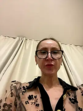 Snapshot of LauraDavis chatting on 12.18.25 LauraDavis online show from 12.18.25