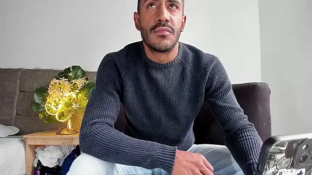 Snapshot of tom_colinn chatting on 10.08.25 tom colinn online show from 10.08.25