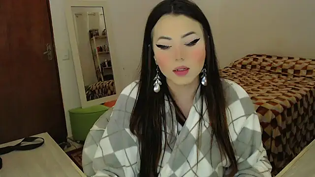 Snapshot of Sophie_Fantasys chatting on 06.26.26 Sophie Fantasys online show from 06.26.26