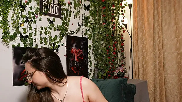 Snapshot of NaughtYHomemadE chatting on 11.08.25 NaughtYHomemadE online show from 11.08.25