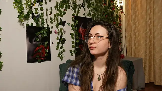 Snapshot of NaughtYHomemadE chatting on 11.12.25 NaughtYHomemadE online show from 11.12.25