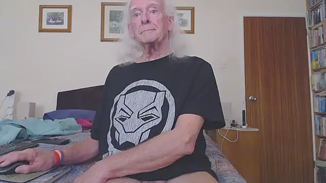 Snapshot of WaverlyKernow chatting on 03.26.26 WaverlyKernow online show from 03.26.26