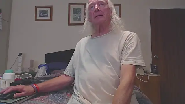 Snapshot of WaverlyKernow chatting on 04.02.26 WaverlyKernow online show from 04.02.26