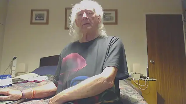 Snapshot of WaverlyKernow chatting on 04.06.26 WaverlyKernow online show from 04.06.26