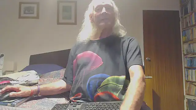 Snapshot of WaverlyKernow chatting on 04.08.26 WaverlyKernow online show from 04.08.26