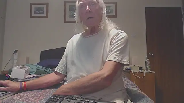 Snapshot of WaverlyKernow chatting on 04.16.26 WaverlyKernow online show from 04.16.26