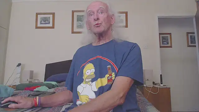 Snapshot of WaverlyKernow chatting on 04.21.26 WaverlyKernow online show from 04.21.26