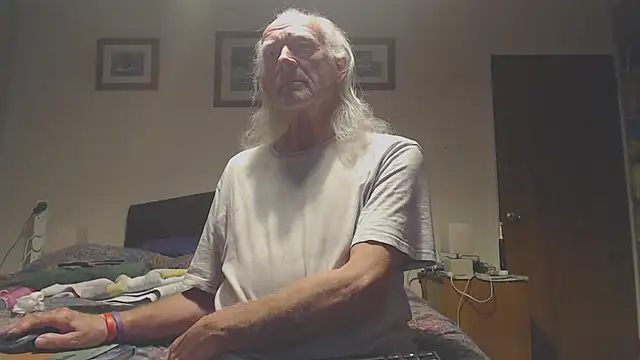 Snapshot of WaverlyKernow chatting on 04.25.26 WaverlyKernow online show from 04.25.26