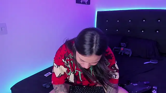 Snapshot of sweett_dirty chatting on 05.17.26 sweett dirty online show from 05.17.26