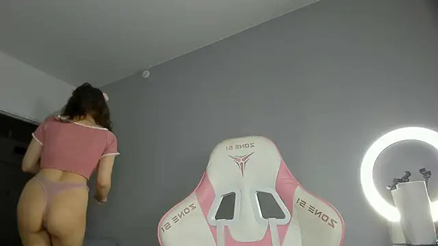 Snapshot of dolly_ll chatting on 02.13.25 dolly ll online show from 02.13.25