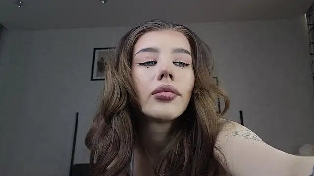 Snapshot of dolly_ll chatting on 03.22.25 dolly ll online show from 03.22.25