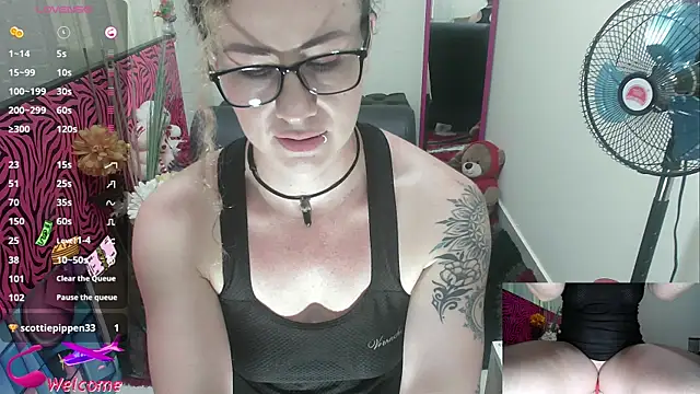 ViickySexy online show from 10.23.25